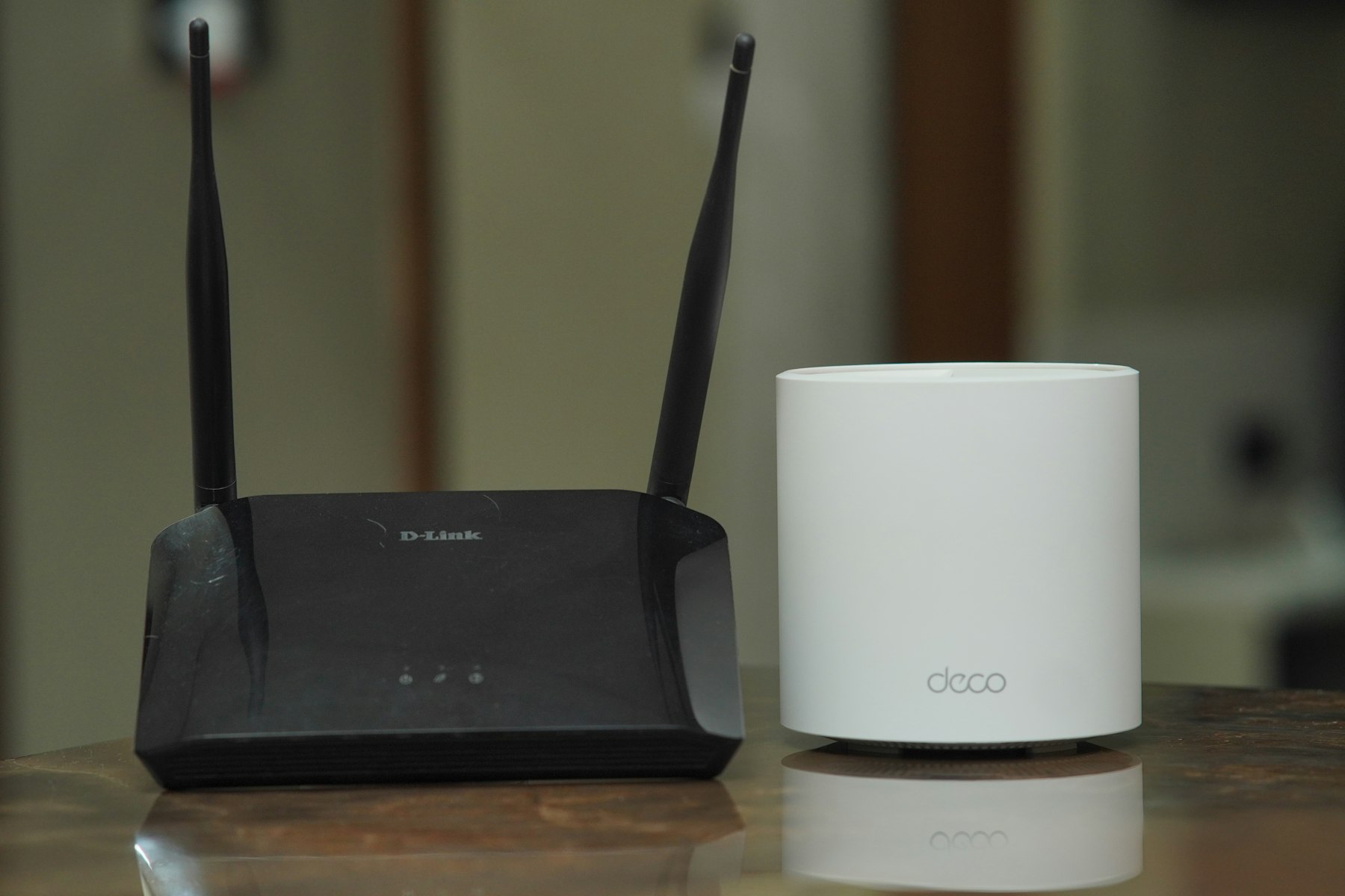 Mesh Wi-Fi router for whole-home coverage